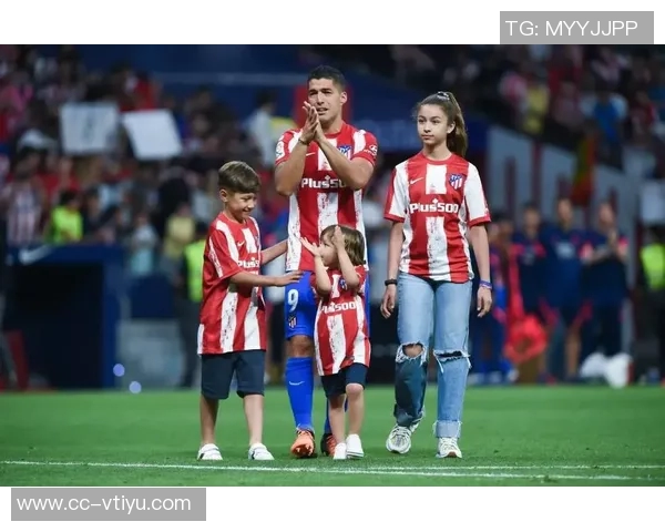 苏亚雷斯被印度小女孩穿裆瞬间引发外网热议震惊表情成热门话题