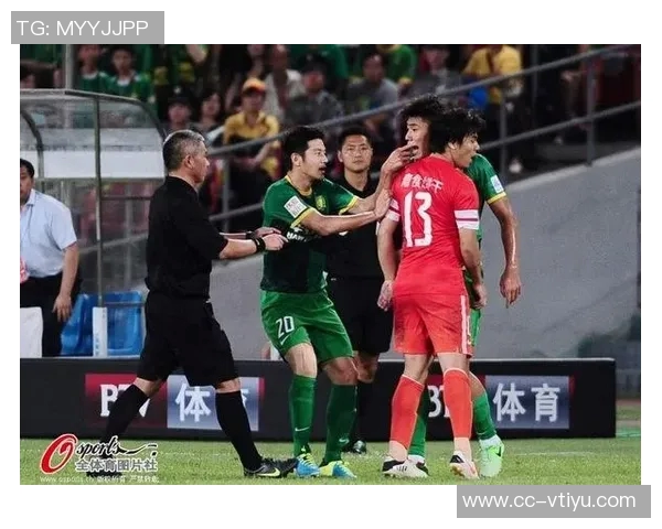 赛场竞争激烈阿门与阿尔瓦拉多冲突后握手言和展现体育精神